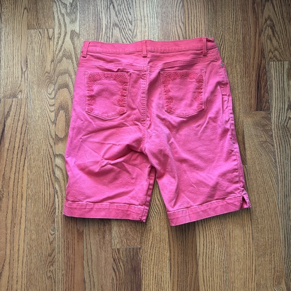 Gloria Vanderbilt Amanda, Salmon Colored Shorts 16 - Picture 3 of 4
